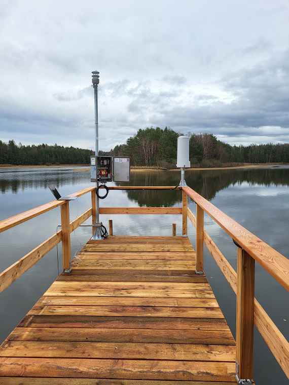 Die OTT-HydroMet Wetterstation am Steg über dem Teich. 