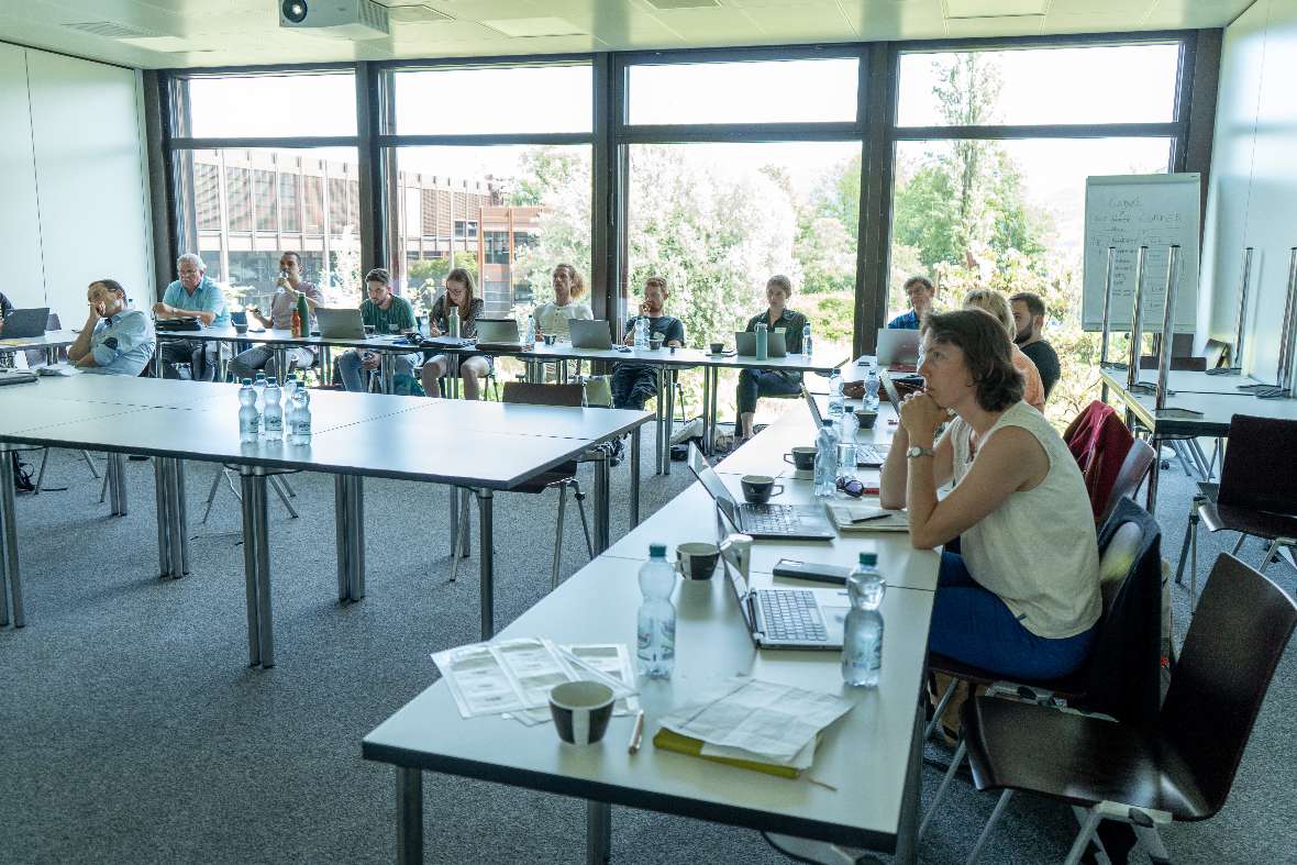 Die Teilnehmenden lauschten spannenden fachlichen Vorträgen zur Schadstoffreinigung von Substraten und Filtermaterialien an der Ostschweizer Fachhochschule in Rapperswil. 