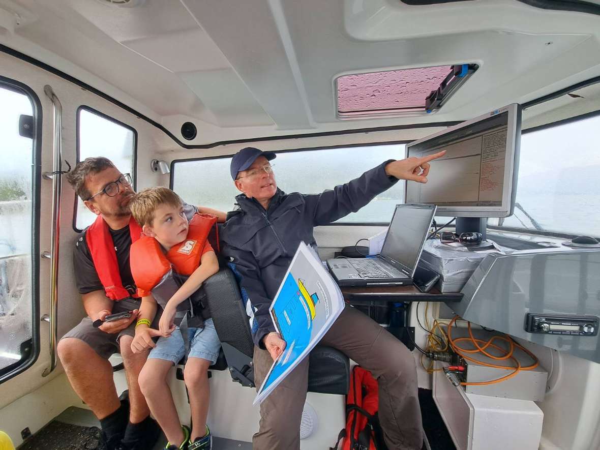 Standort Mondsee: BAW-Mitarbeiter Martin Luger erklärt den Besuchern am Boot die neueste Echolot-Technik. 