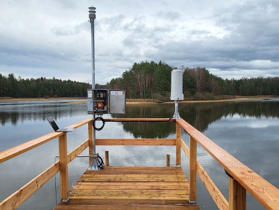 Die OTT HydroMet Wetterstation am Steg über dem Teich. 