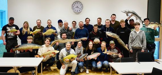 Gruppenfoto der Teilnehmenden mit Stofffische in der Hand.