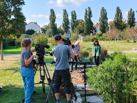 Ein Kamerateam filmt Thomas Roth und Iris Otterspeer bei der Pflanzung eines Baums am Gelände der HBLFA Schönbrunn.